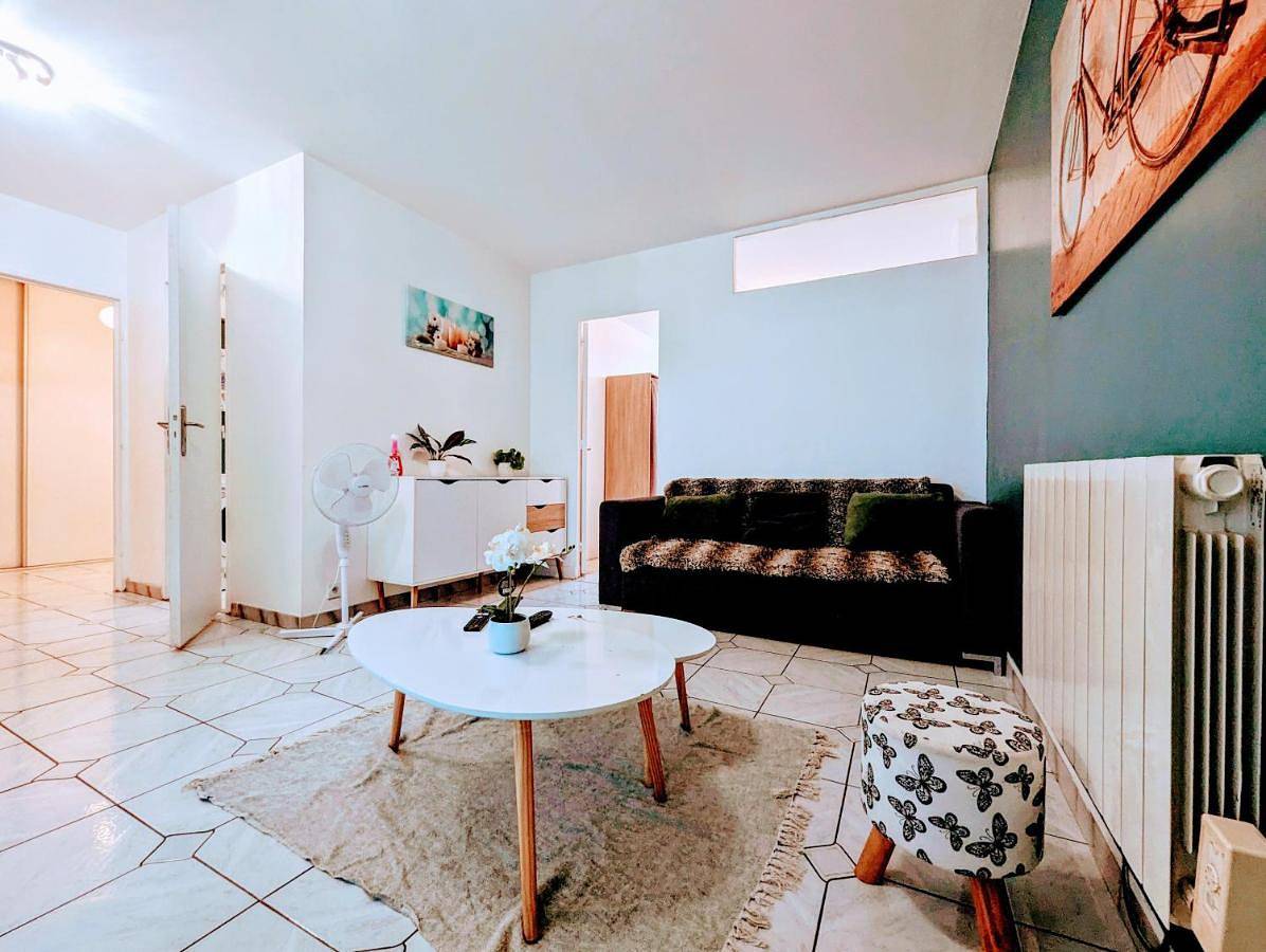 Appartement entier, Spacious and comfortable apart with terrace in downtown in Évry-Courcouronnes, Essonne