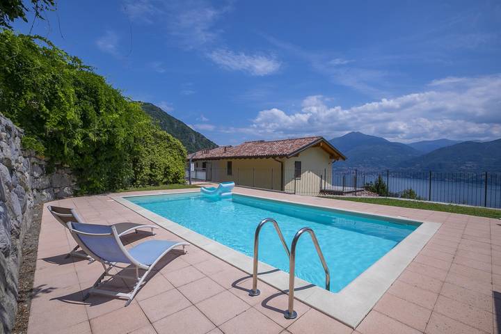 Holiday rental for 4 people, with lake view and pool as well as terrace, child-friendly in Lake Como