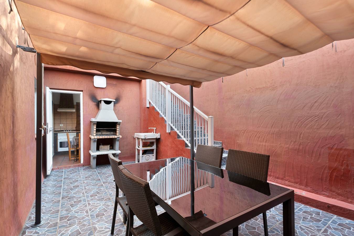 Appartement entier, Appartement 'Trebol 3' avec vue sur la mer, terrasse privée et Wi-Fi in El Mocanal, Valverde