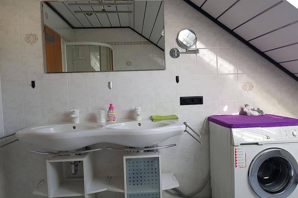 Ganze Wohnung, Ruhige Ferienwohnung ca. 90qm für 6 Personen in Seiferts, Ehrenberg