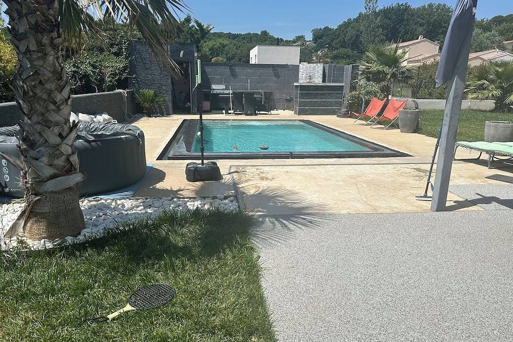 Villa with private pool in a quiet location 10 min from Avignon in Rochefort-du-Gard, Nimes region