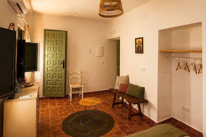 Encanto Guesthouse Room 2, Buganvilla in Canillas de Aceituno, Málaga Province