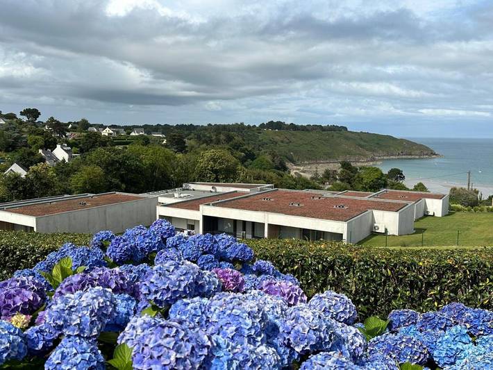 Gîte pour 4 personnes, avec Terrasse et Jacuzzi ainsi que Jardin et Piscine dans Bréhec