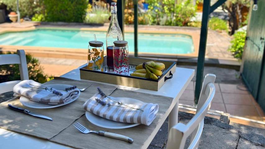 Appartement de vacances pour 3 personnes, avec jardin et piscine ainsi que vue et terrasse, adapté aux familles
