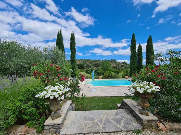 Gîte pour 15 personnes, avec jardin ainsi que terrasse et piscine