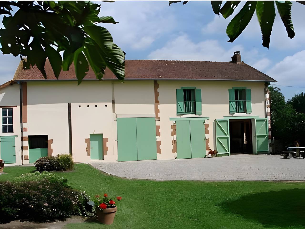 Bed and Breakfast 'Les Malvaux - Chambre Verte' with Shared Pool, Shared Terrace and Wi-Fi in Huriel, Montluçon region