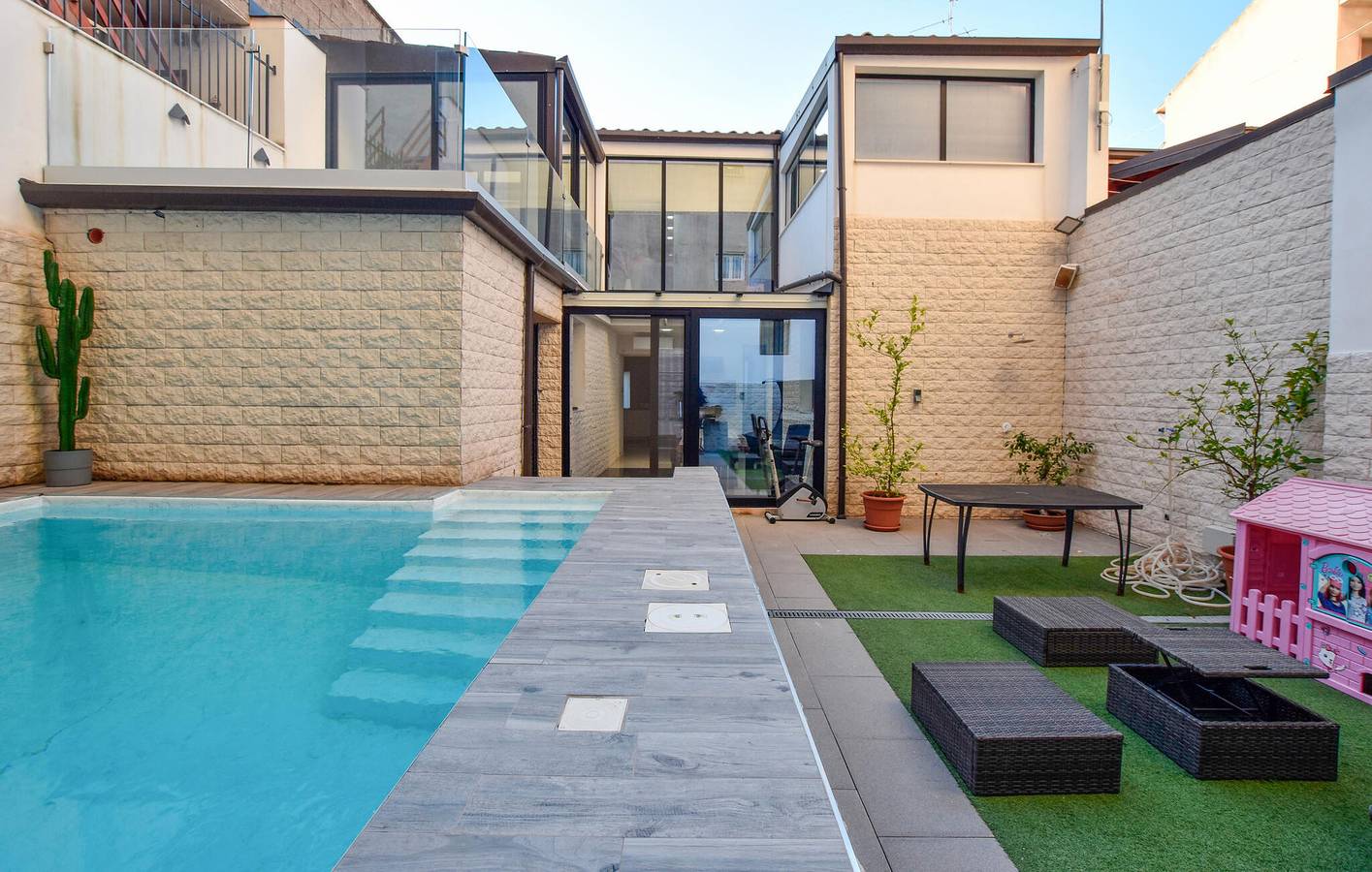 Moderno Apartamento con Piscina, Terraza y AC | Cerca del Centro de Catania in Catania, Provincia de Catania