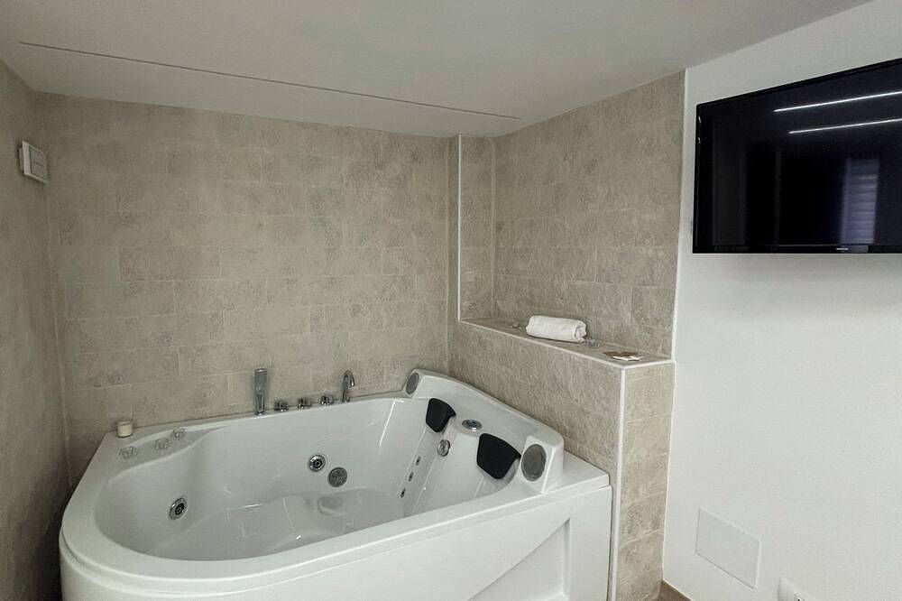 At 100 mt from the sea and train station, rooms with all amenities in Nettuno, Rome Province