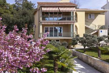 Ferienwohnung für 2 Personen, mit Terrasse und Garten in Poreč