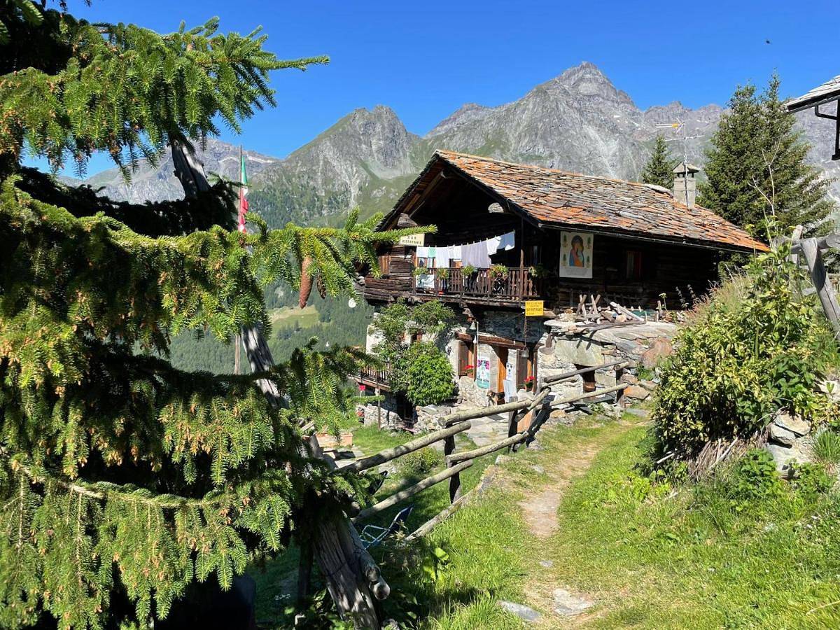 Rifugio Guide Frachey in Ayas, Alpi Pennine