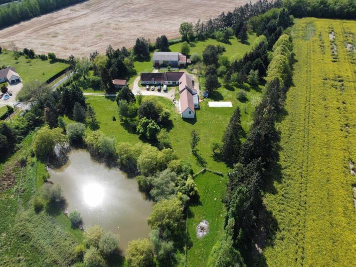 Maison de campagne pour 4 personnes, avec terrasse et jardin ainsi que piscine et vue dans Saint-Médard (Indre)