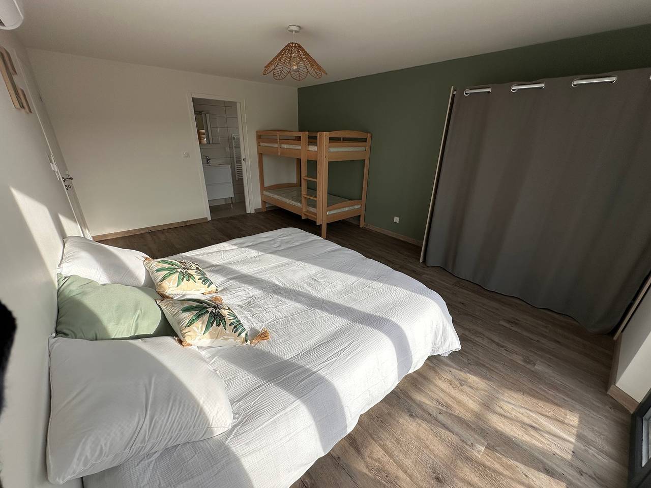 Grand Gîte avec Terrasse Privée, Wi-Fi et Climatisation à Veauchette in Veauchette, Montbrison