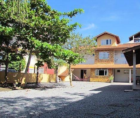 Casas e apartamentos de temporada para 8 pessoas, com vista e jardim e ainda balcão em Palhoça