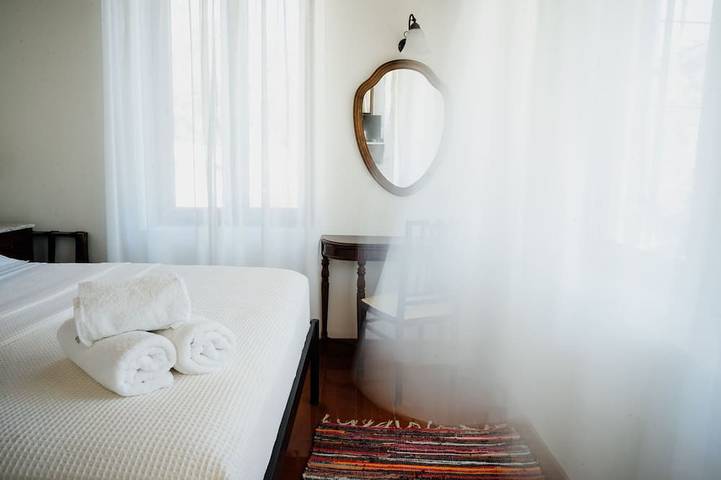 Steinhaus im traditionellen Stil in einem Olivenhain direkt am Meer in North Aegean Islands