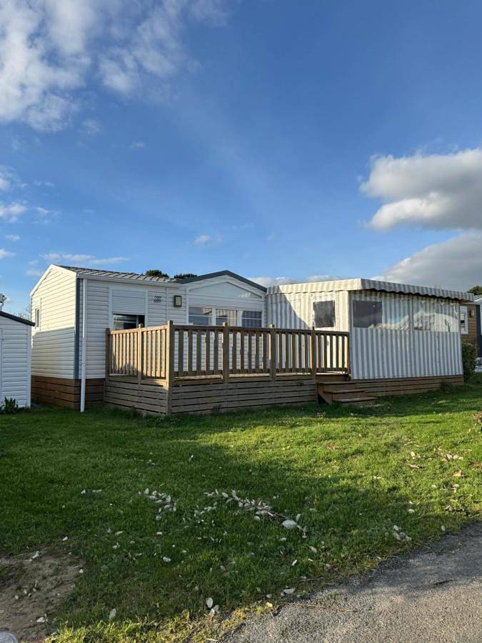 Camping pour 4 personnes, avec terrasse et jardin ainsi que piscine et jacuzzi, animaux acceptés