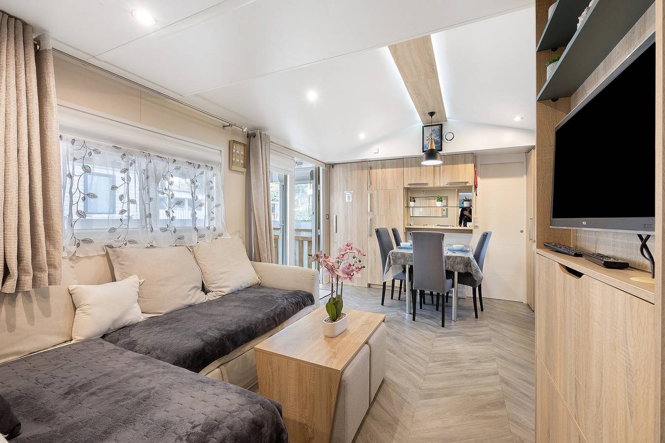 Mobile Home au calme 6 personnes bois dormant 4 étoiles in Saint-Jean-de-Monts, Vendée