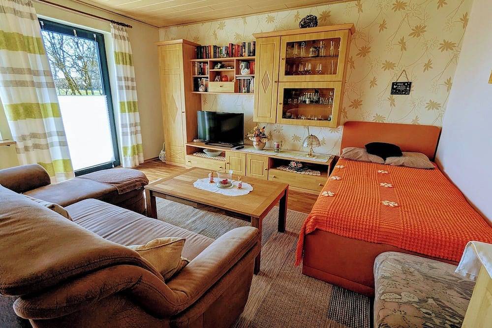 Ganze Wohnung, Komfortable Ferienwohnung (55 qm) mit Terrasse und Garten in Rödental, Oberes Maintal - Coburger Land