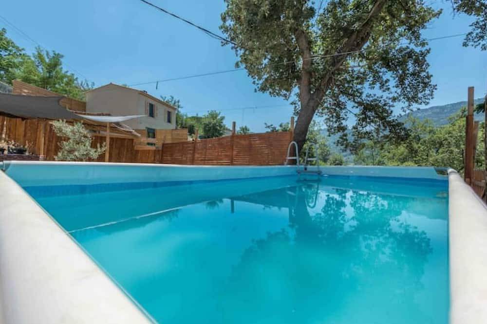 Entire apartment, Joli Studio Climatisé, Piscine, Netflix, Disney+ in Contes, Nice region