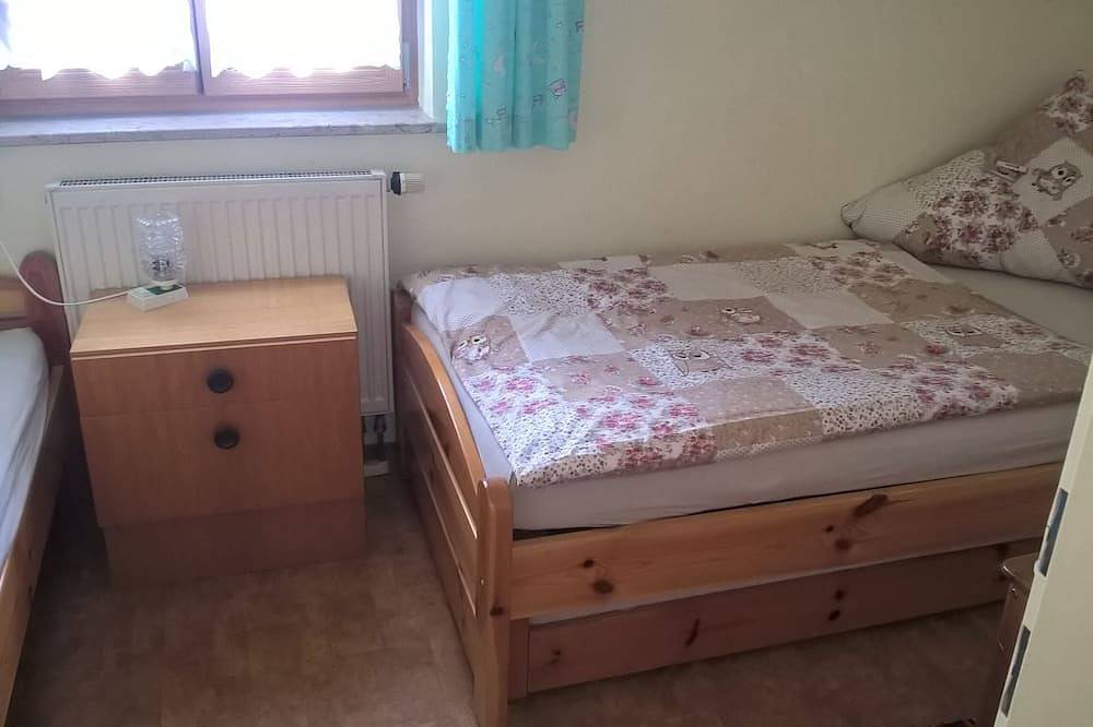 Ganze Wohnung, Ferienwohnung Staufen bis 4 Personen, 2 Sz, Balkon mit Bergblick, 50 qm in Kirchanschöring, Rupertiwinkel