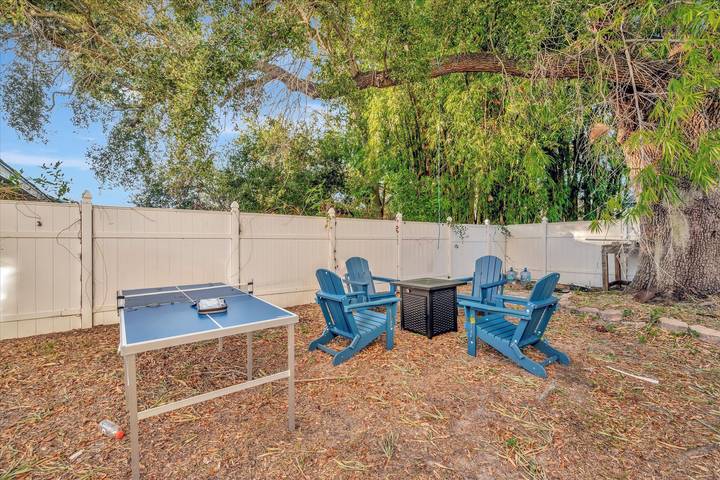 Vacation rental for 8 people, with balcony and yard, kid friendly in Safety Harbor