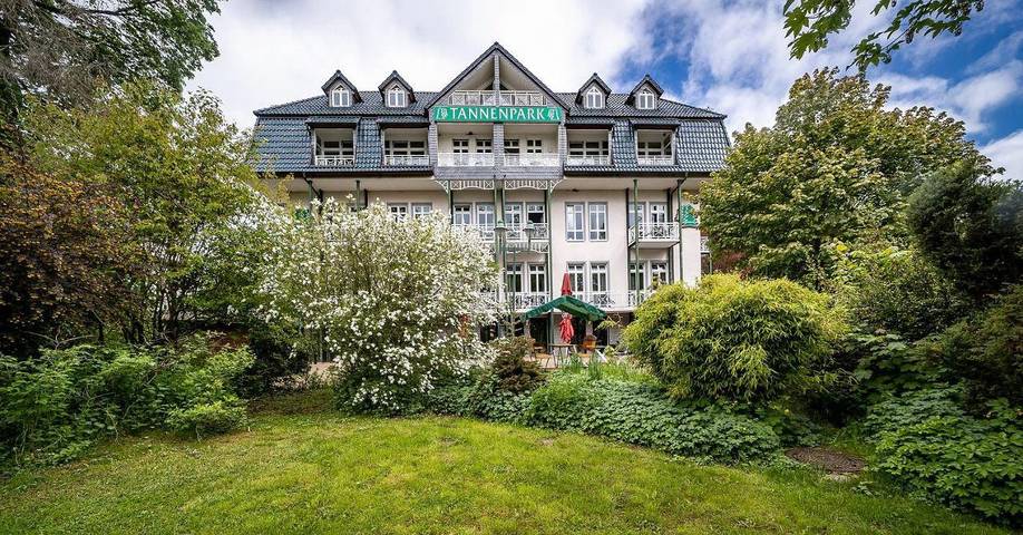 Ferienwohnung für 4 Personen, mit Balkon und Whirlpool sowie Terrasse und Garten in Tanne