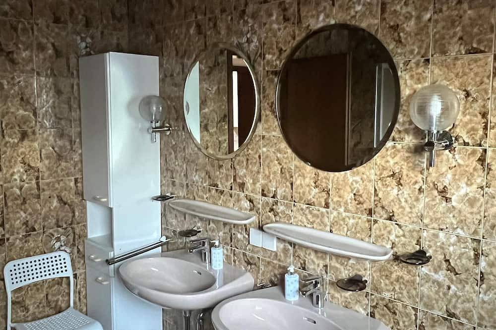 Ganze Wohnung, Ferienwohnung Rita (90qm) gut ausgestatteter Küche in Margetshöchheim, Fränkisches Weinland