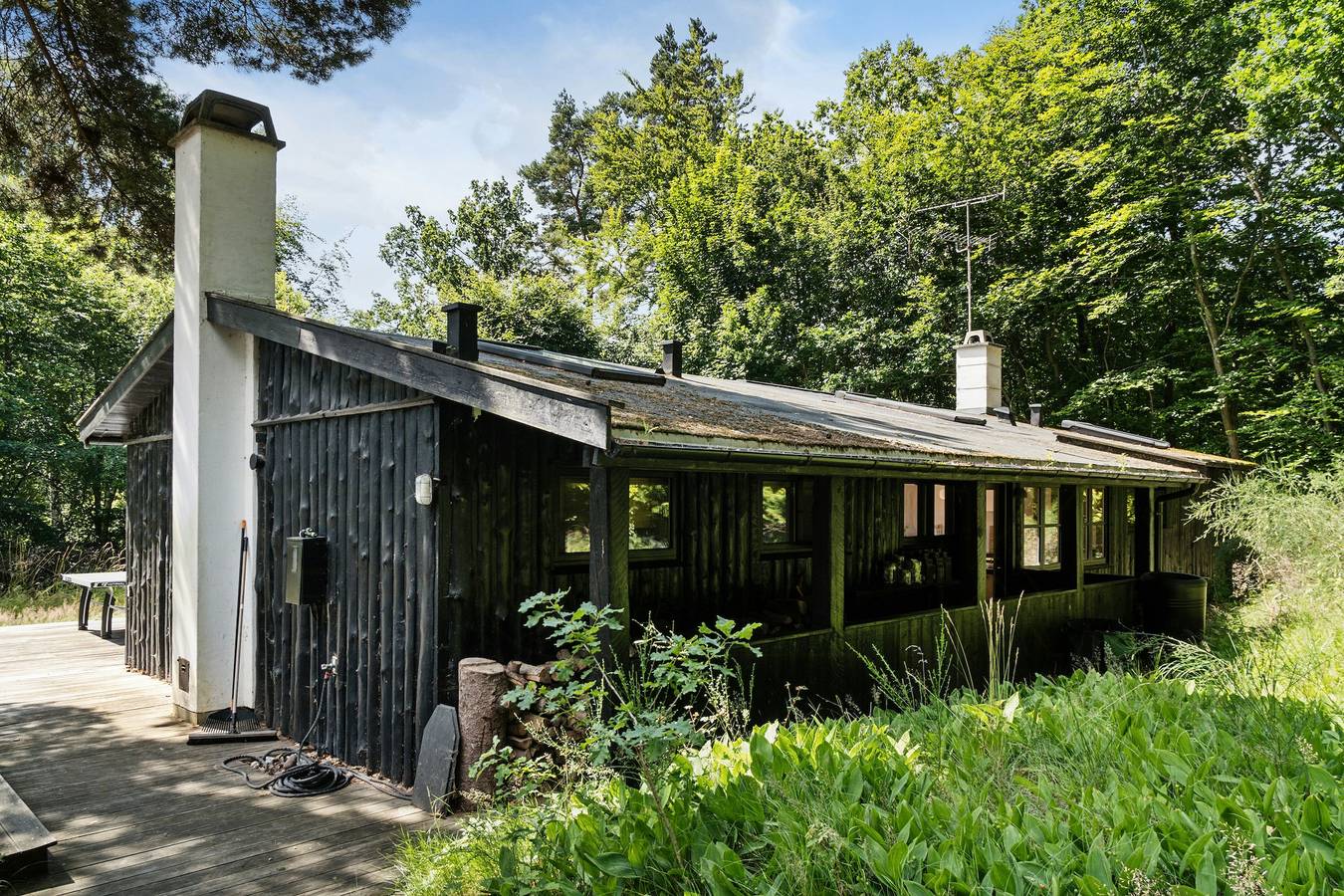 Arkitekttegnet hus med to fløje ved Tisvilde Hegn in Tisvilde, Kattegat