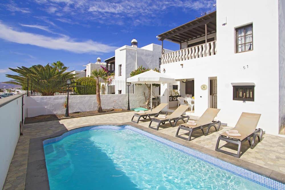 Villa de 3 dormitorios, piscina privada climatizada, centro de Puerto del Carmen, fantástica ubicación in Puerto del Carmen, Tías