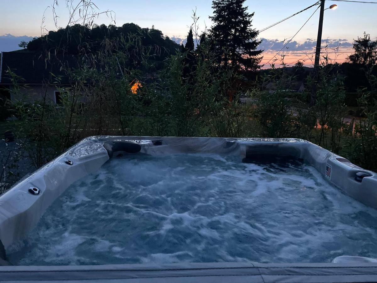 Gîte des 5 cépages avec jacuzzi 3 étoiles in Étoile (homonymie), Jura