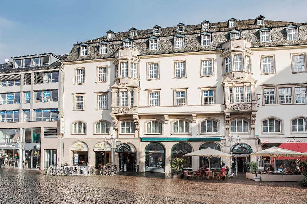 Picturesque Room in the Heart of Bonn – Close to History, Culture & Dining in Bonn, Rhineland