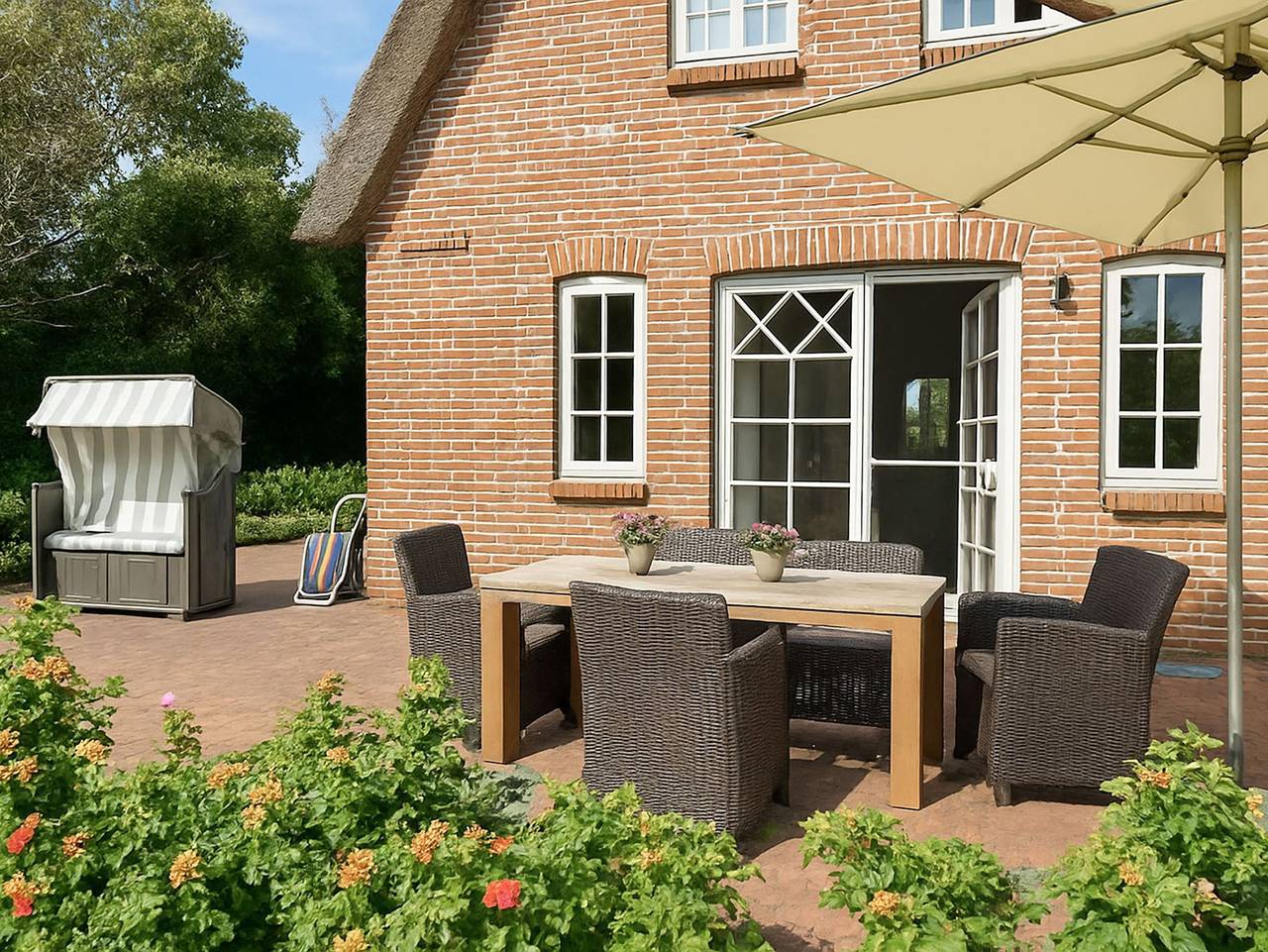 Seesucht Föhr - Reethaushälfte mit Terrasse, Garten & Sauna - Seesucht-Föhr - Moderne Reet-Haushälfte mit Sauna in Utersum, Föhr