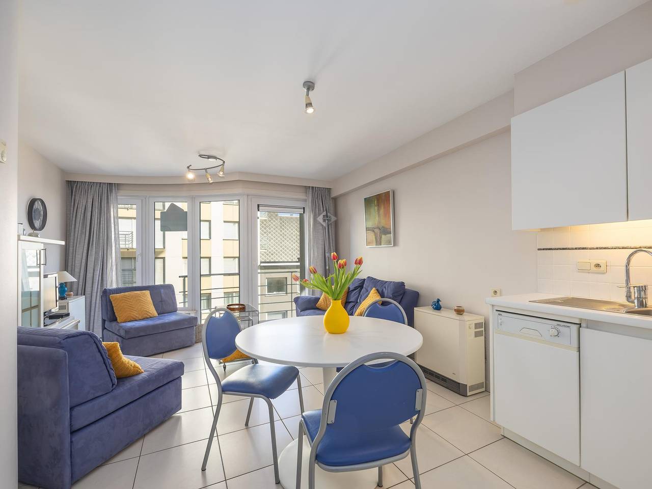 Geheel appartement, Verzorgd appartement met zeezicht in Middelkerke, Belgische Kust