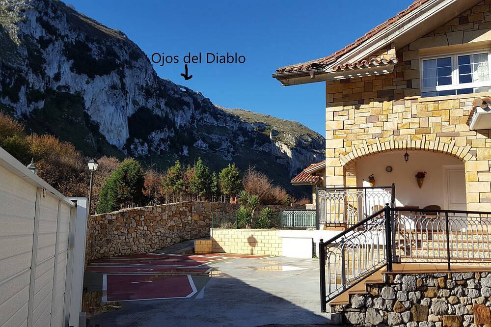 Entire apartment, Apartment with terrace, and views of the sea and the mountains in Sonabia in Castro-Urdiales, Cantabrian Coast
