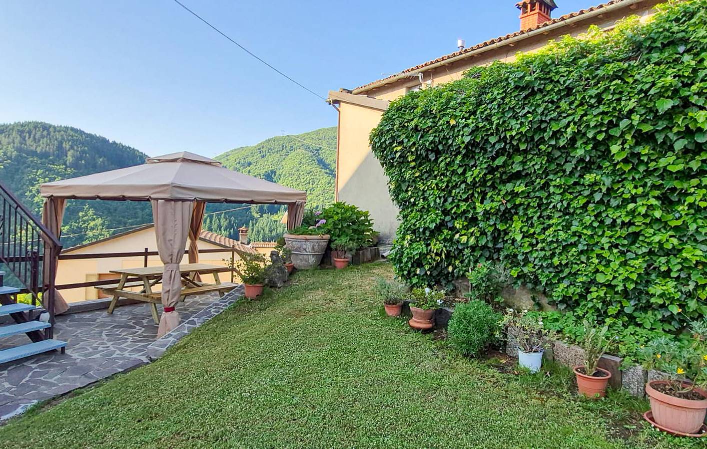 Appartamento intero, Accogliente appartamento con giardino e parcheggio a 2 km da Piazza al Serchio in Camporgiano, Garfagnana