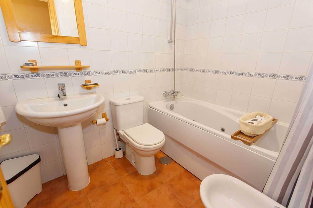 In Casa Camelia you can enjoy all the comforts of the city in Piñuécar-Gandullas, Madrid Province