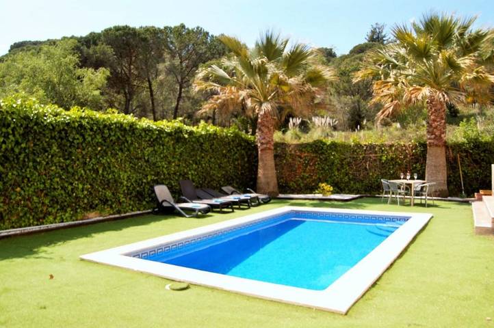 Villa für 9 Personen, mit Balkon und Whirlpool sowie Terrasse und Garten in Lloret de Mar