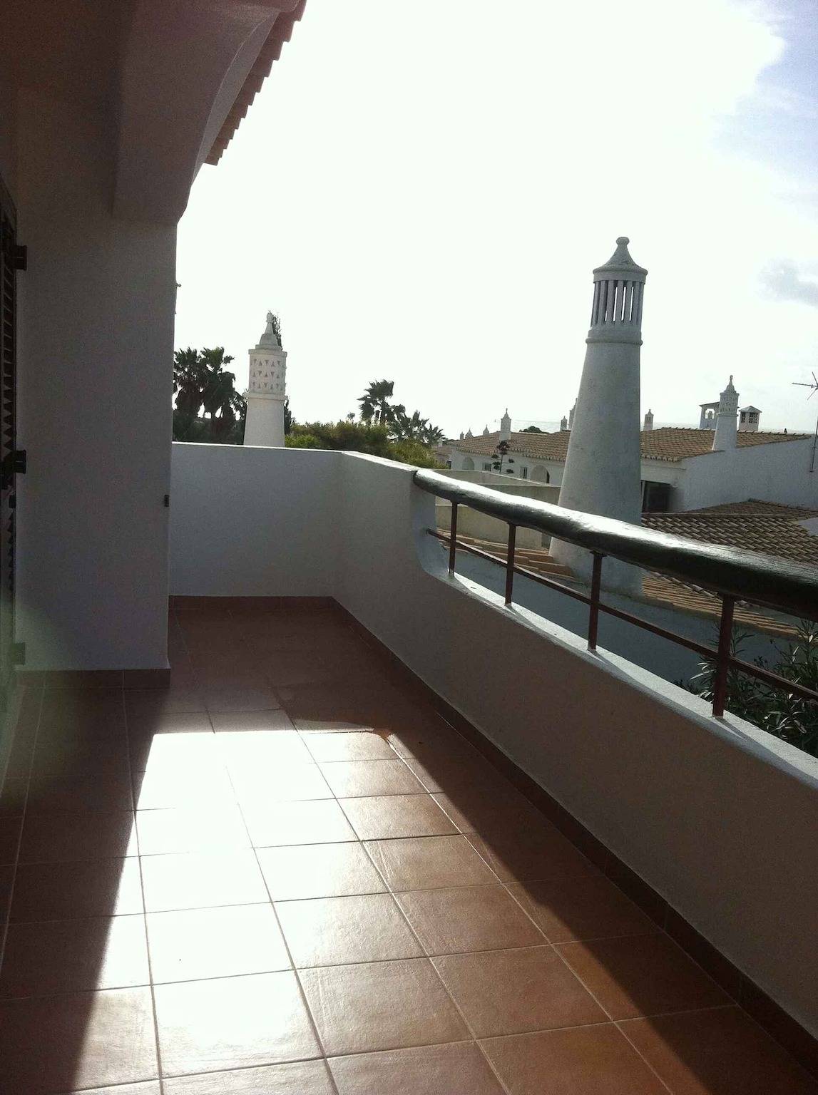 Villa with balcony and pool  in Alporchinhos, Porches