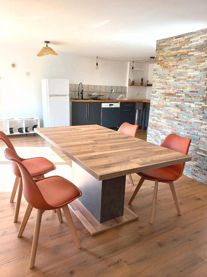 Gîte pour 2 personnes, avec Terrasse et Piscine à Pouilly-le-Monial
