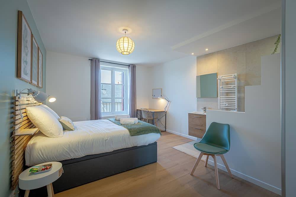 Maison rénovée 2025 en bords Loire & grand jardin 6 chambres avec douche privée in Blois, Région de Blois