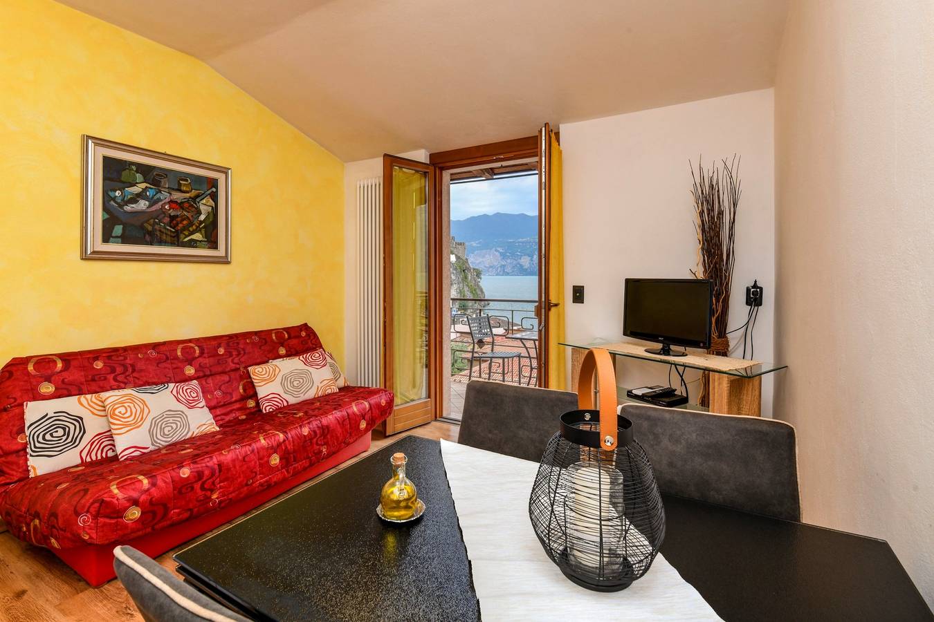Apartamento entero, Apartamento turistico con Wi-Fi, aire acondicionado, piscina y jardin; Garaje disponible; Se admiten perros in Malcesine, Montañas Garda