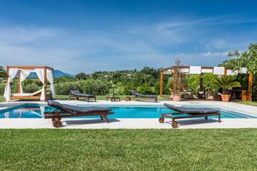 Cottage pour 11 personnes, avec vue ainsi que jardin et piscine à Serrungarina
