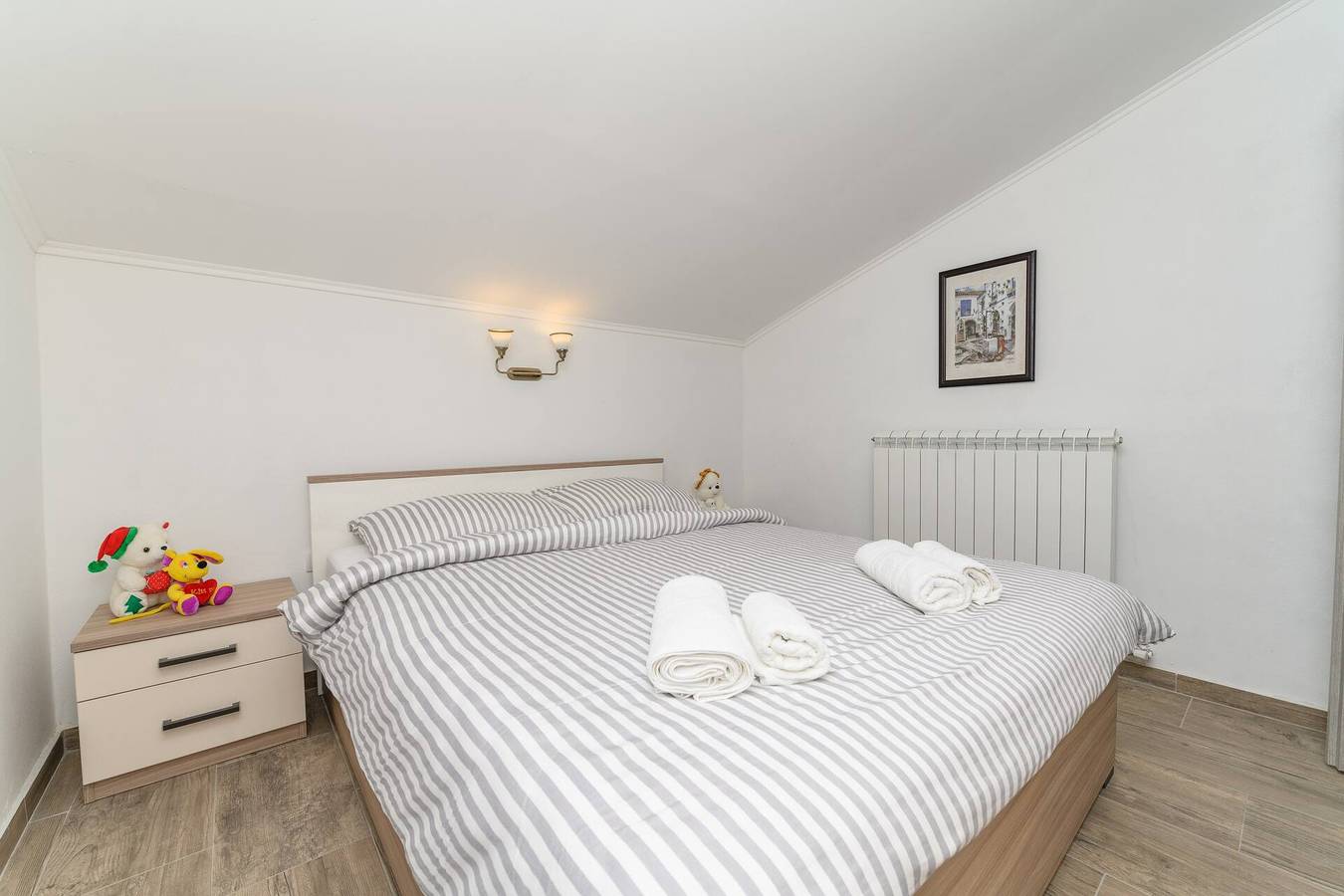 Appartamento intero, L'appartamento Aleks si trova a Lussinpiccolo, al primo piano. L'appartamento e composto da una camera con letto matrimoniale, una cucina, un soggiorno, una sala da pranzo e un bagno con doccia. Una terrazza e un barbecue sono a disposizione degli ospiti. E previsto un parcheggio. in Lussinpiccolo, Lussino
