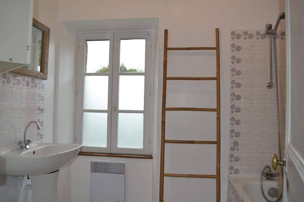 Gîte avec étang en Mayenne aux portes de la Bretagne et de la Normandie in La Baconnière, Mayenne