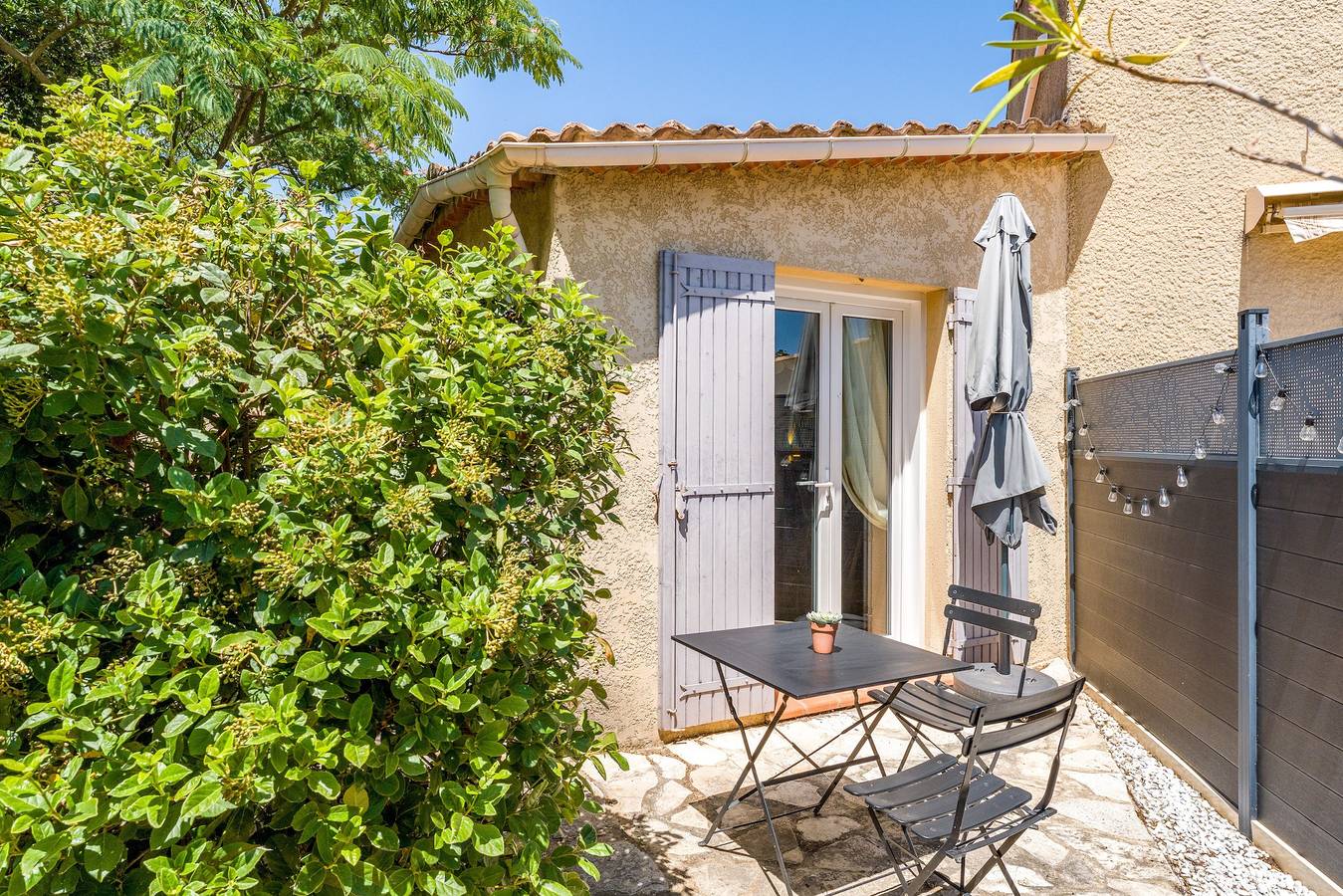 « Maison Santolina » avec terrasse privée, Wi-Fi et climatisation in Villeneuve-lès-Avignon, Région de Nîmes