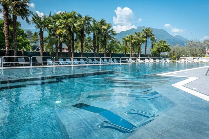 Appart’hôtel pour 3 personnes, avec Balcon et Terrasse ainsi que Jacuzzi et Jardin à Riva del Garda