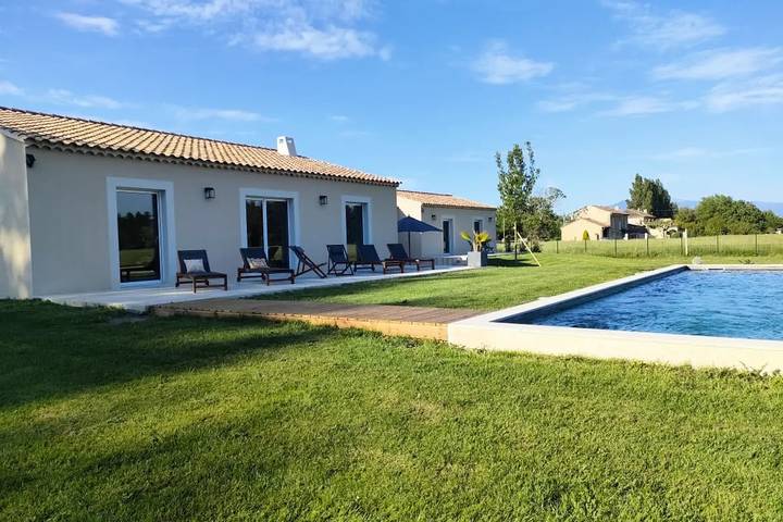 Location de vacances pour 8 personnes, avec jardin et piscine à Althen-des-Paluds - 2