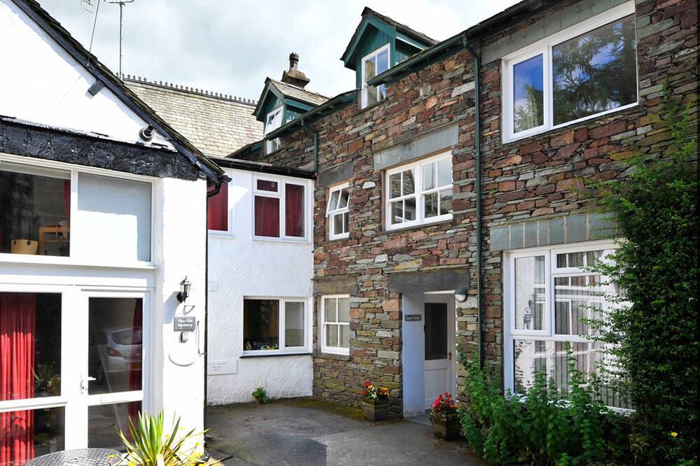 Cosy cottage in quiet courtyard in Grasmere village with private parking in Grasmere, Lake District