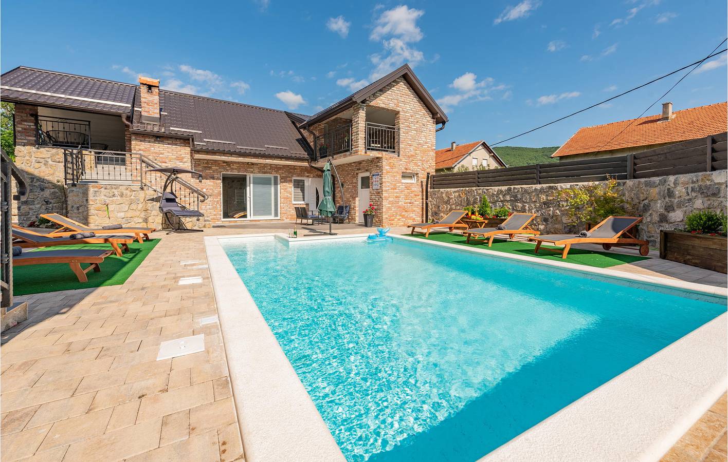Geräumige 140 m² große Wohnung mit Pool, WLAN und Parkplatz in Gračac, Zadar