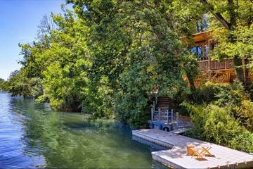 Gîte pour 6 personnes, avec jardin ainsi que terrasse et jacuzzi, animaux acceptés à Castelnau-de-Lévis