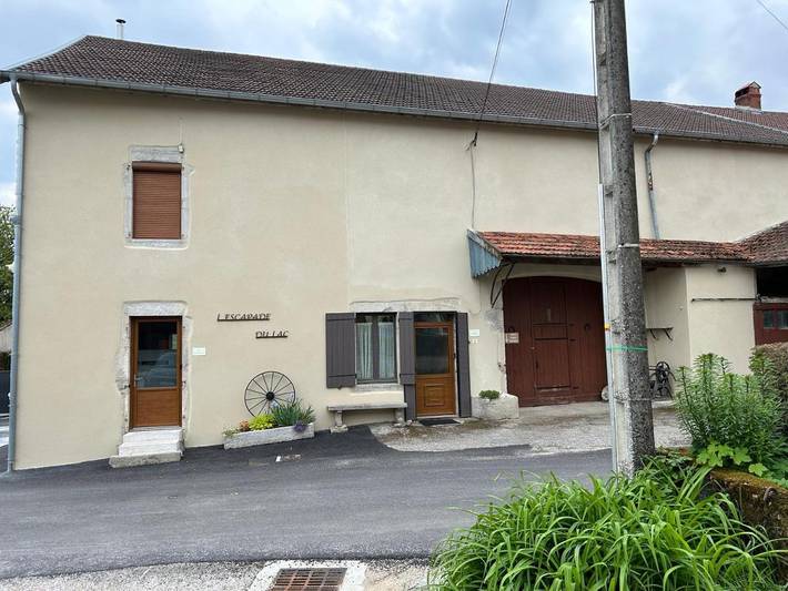Location de vacances pour 8 personnes, avec vue sur le lac ainsi que vue et jardin à Largillay-Marsonnay - 3